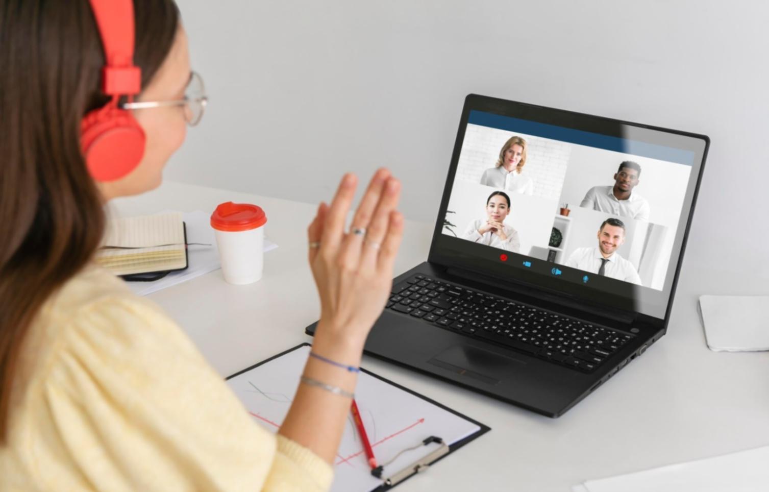 Echipa tiradexora în timpul unei sesiuni de training financiar